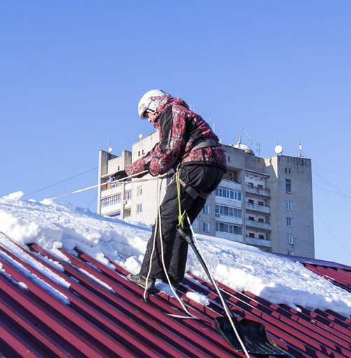 Очистка кровли многоэтажного дома от снега в Саранске