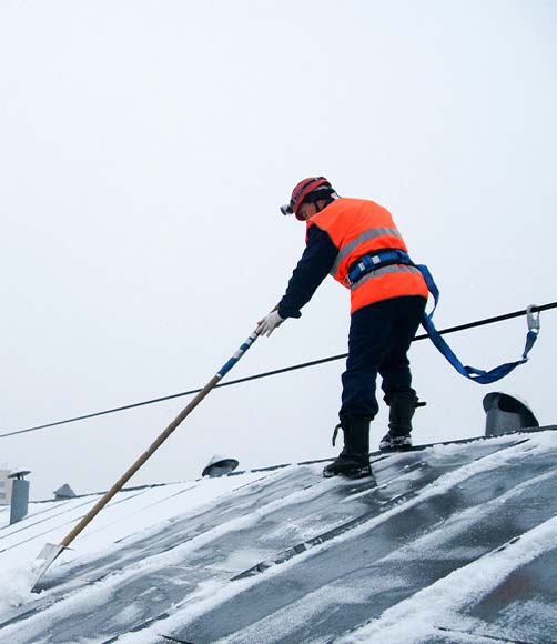 Уборка снега с пологих крыш в Саранске
