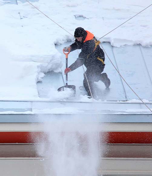Уборка снега с крыш промышленными альпинистами в Саранске